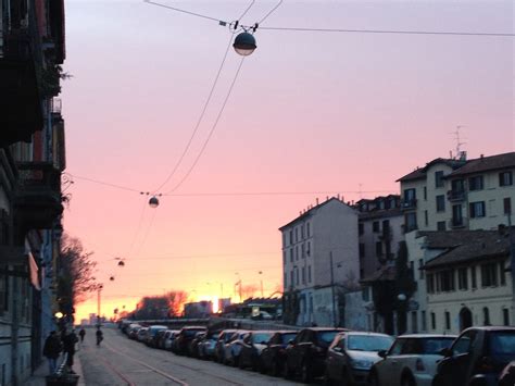 Il cielo sopra Milano - Esplorazione Astratta del Sogno Urbano e Risonanza Emotiva Profonda!