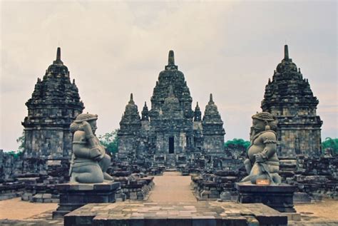 Candi Prambanan: Un'Esplosione di Pietra e Mistica!