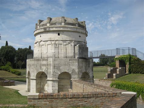 Il Mausoleo di Takamatsuzan: Una Espressione Incessante del Tempo e della Natura!