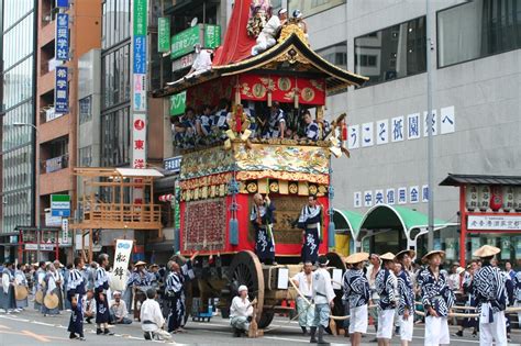 La Gion Festival Procession: A Symphony of Color and Movement Amidst Japan's Cultural Tapestry!