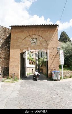   La Porta di San Giorgio: Un Ritratto Monumentale e Simbolico della Vita Eterna!